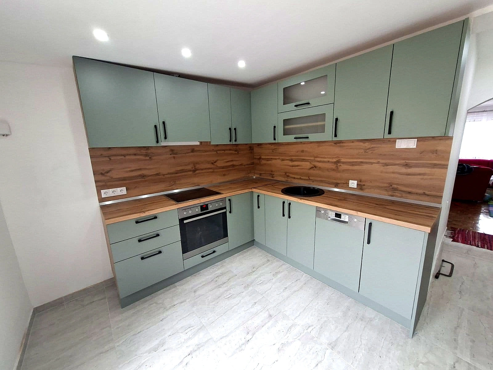 Bijela kuhinja s drvenim detaljima