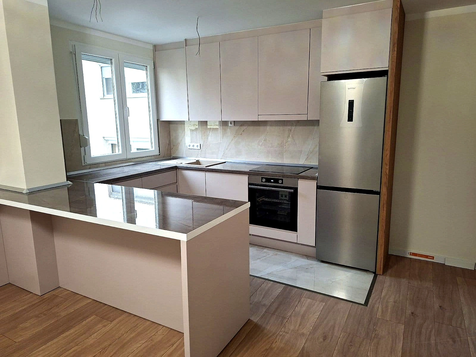 Siva kuhinja s kamenim radnim plohama