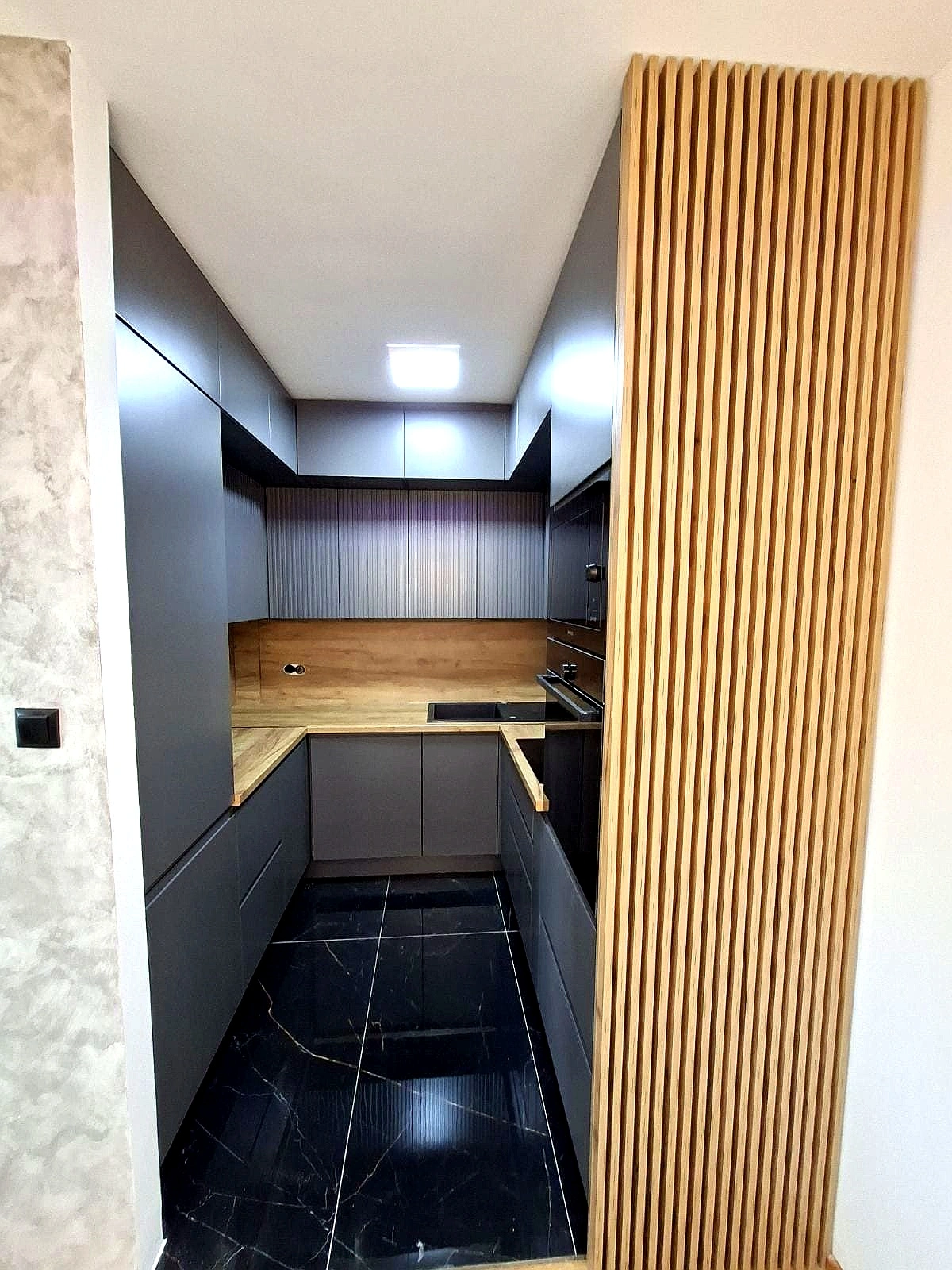 Tamna moderna kuhinja s letvicama